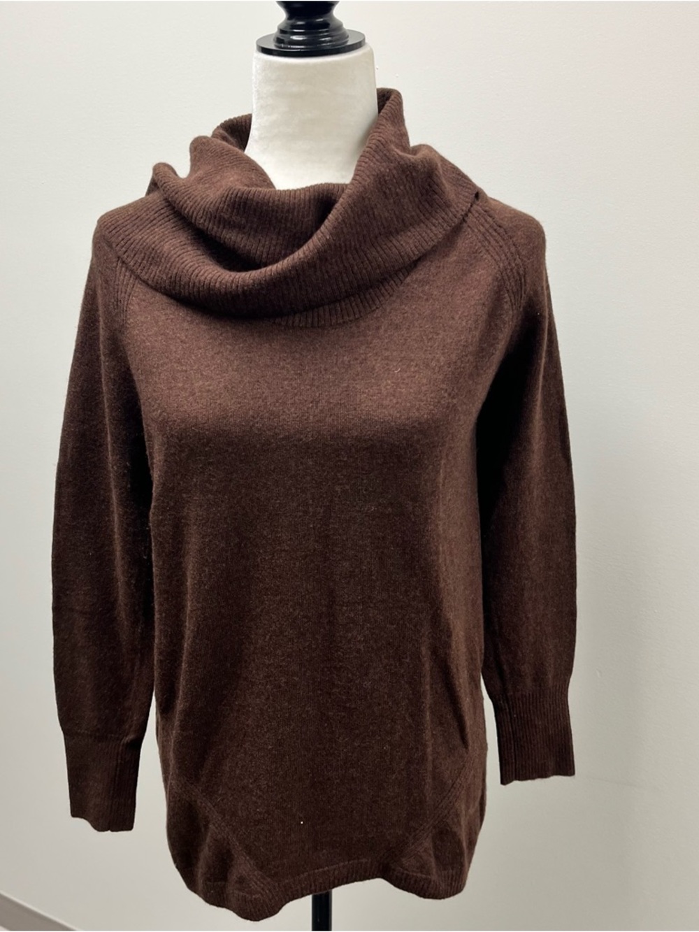 In Brown! Nicole Miller New York extra fine 100% merino wool sweater. - Picture 2 of 5